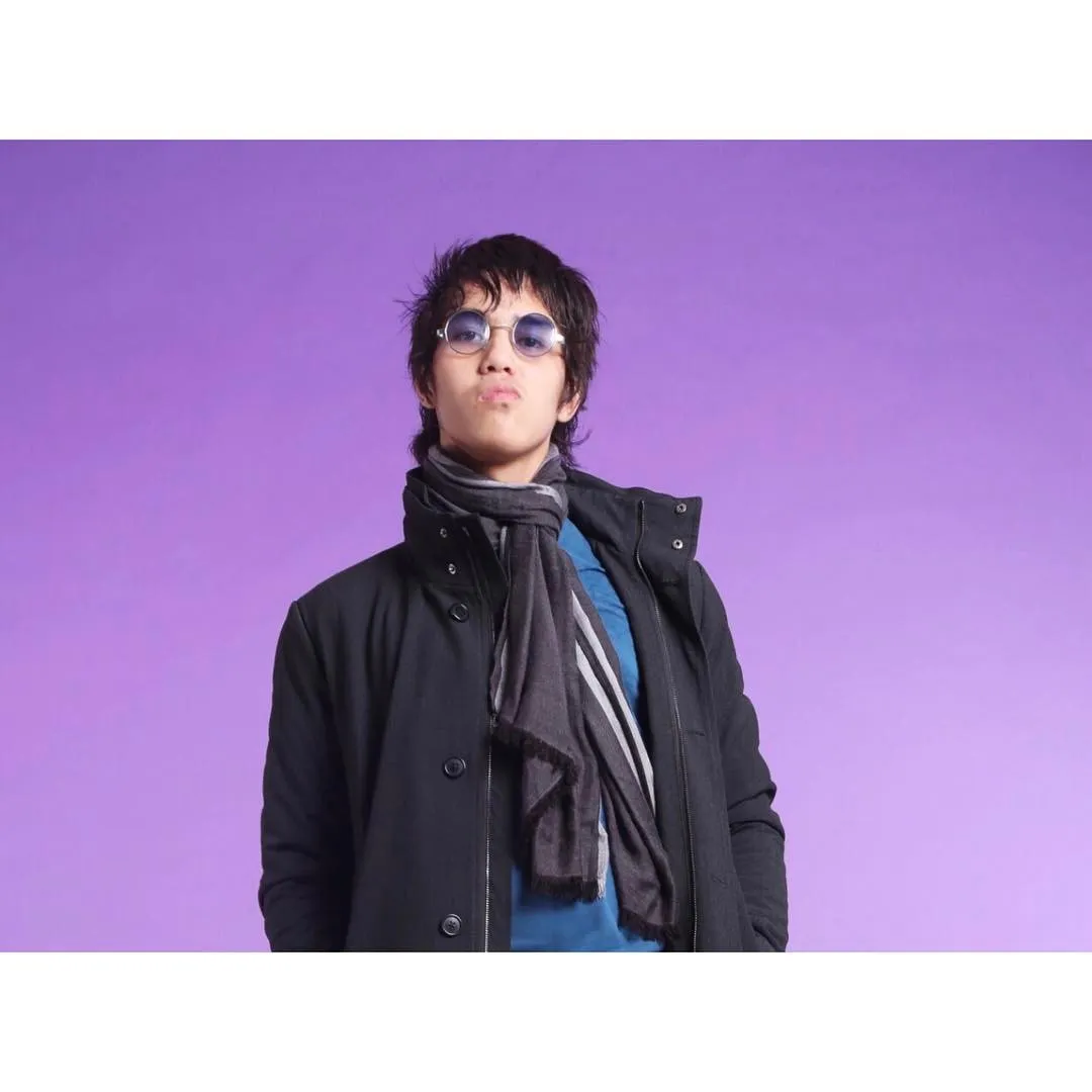 Nampaknya foto El bergaya ala rockstar lawas ini digunakan untuk album kenangan pasca wisuda © instagram.com/elelrumi