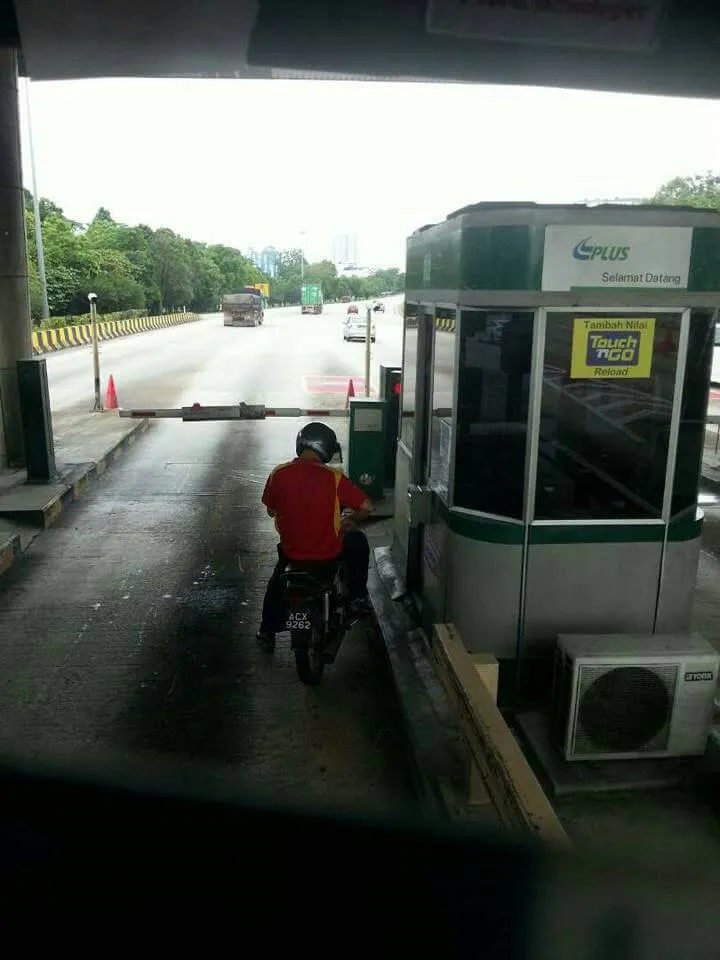 Rupanya pria ini ngotot ingin membayar jalan tol dengan kartu Touch & Go © mynewshub