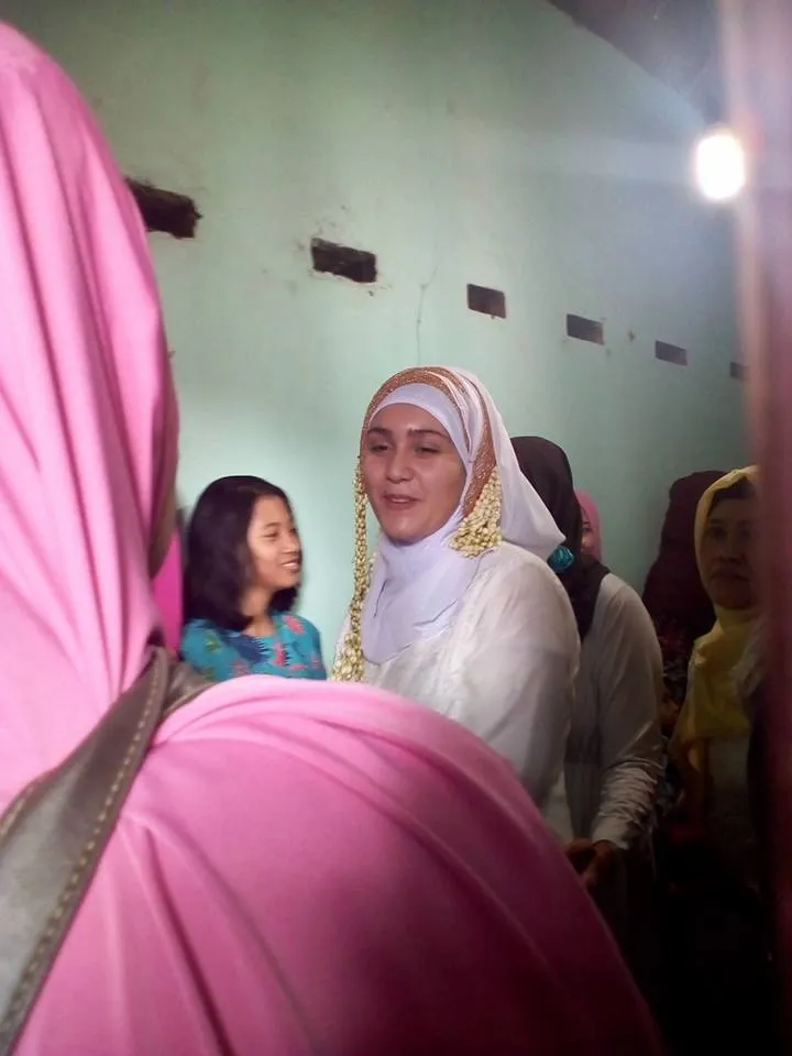 Ilaria, bule Italia yang rela menabung dua tahun demi mengunjungi sang pujaan hati di tanah Jawa © Facebook.com/Wawan Arizki