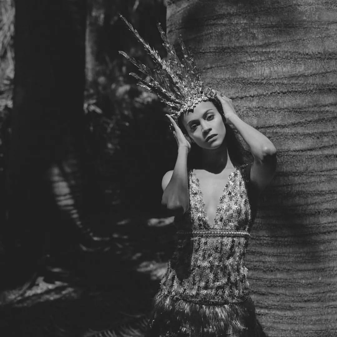 Zoe Saldana tampil eksotis menggunakan headpiece berkonsep tribal karya Rinaldy dalam pemotretan majalah © instagram.com/rinaldyyunardiofficial