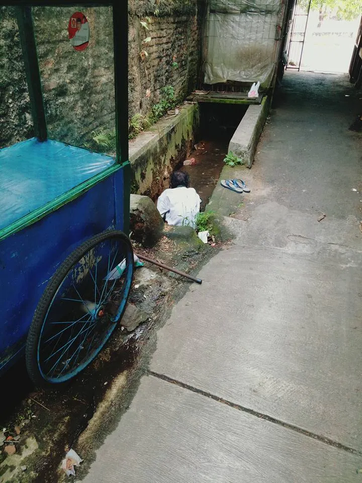 Karena tak ada tempat tinggal dan keluarga, kakek ini terpaksa mandi di selokan © Facebook.com/Desta Tama
