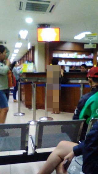 Seorang wanita paruh baya jadi viral karena mengunjungi apotek hanya mengenakan celana dalam © merdeka.com