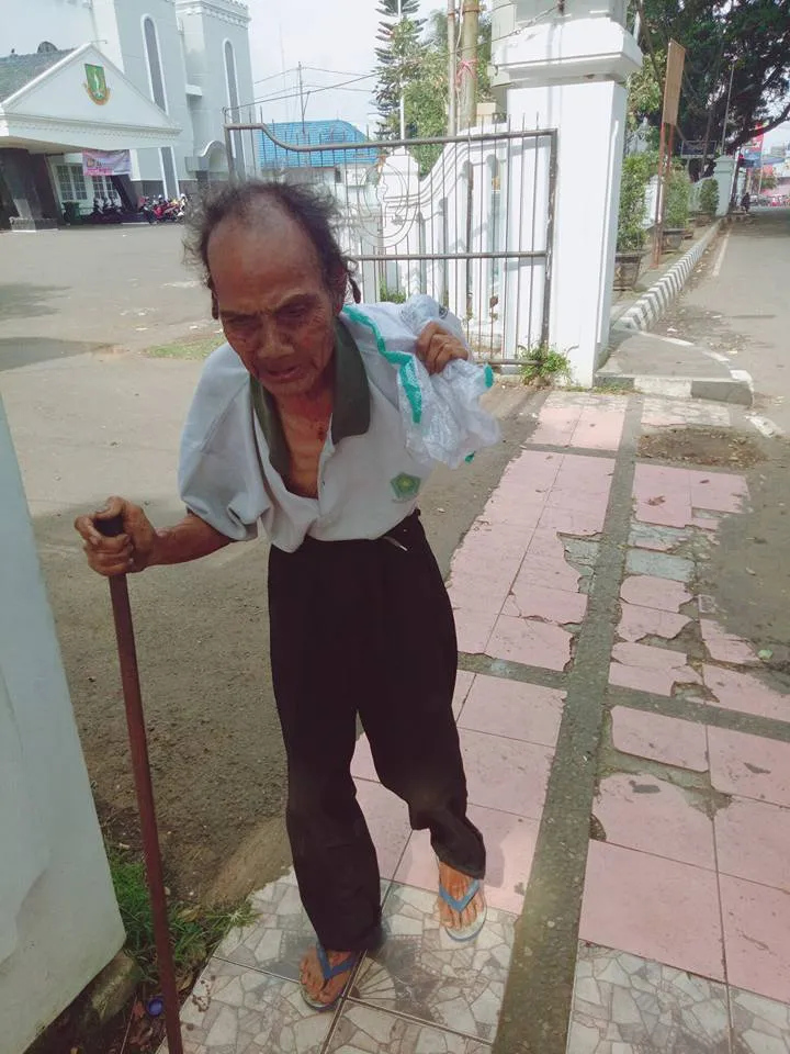 Seorang kakek di Sukabumi hidup menyedihkan karena tak punya tempat tinggal © Facebook.com/Desta Tama