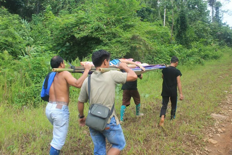 Selvianus berharap saat tulisannya menjadi viral, pemerintah segera menanggapi dengan memperbaiki akses jalan © Facebook.com/Selvianus Saludan