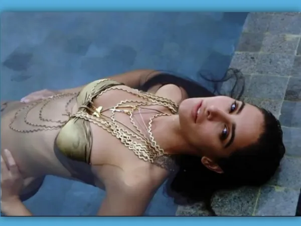 Nrgis Fakhri saat berbikini. @oneindia.in