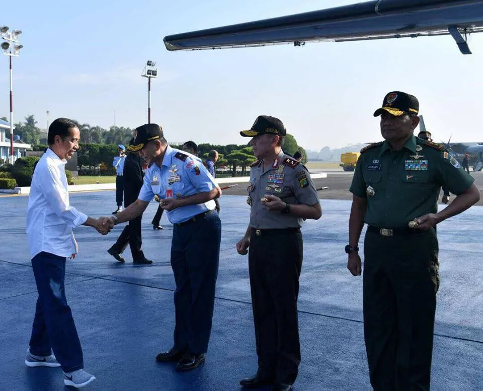 Presiden Jokowi tampil necis dengan kemeja putih, washed denim, dan sepatu Nike LunarEpic Low Flyknit 2 © Biro Setpres