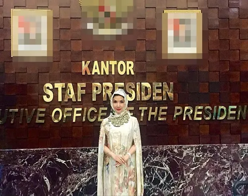 Walaupun sering melakukan ritual tradisi, namun Roro kerap tampil islami juga. (cred: instagram.com/roro.fitria1989)