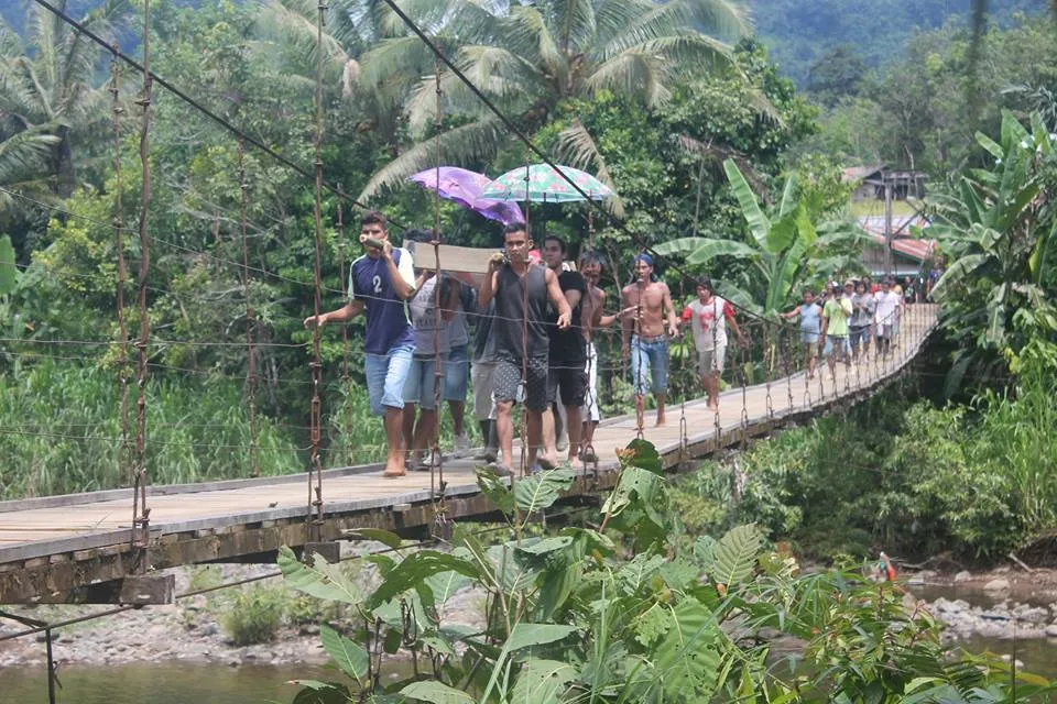 Jalanan berbukit dan tidak rata membuat desa Bahenap sulit diakses kendaraan bermotor kecuali sepeda motor © Facebook.com/Selvianus Saludan