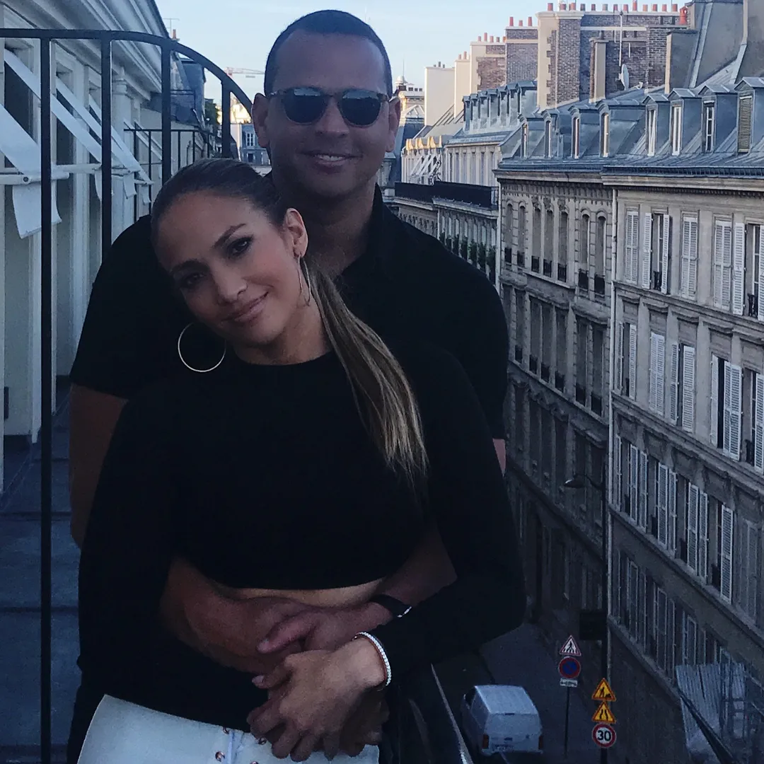 Jennifer Lopez dan Alex melakukan perjalanan ke Prancis © Instagram.com/jlo
