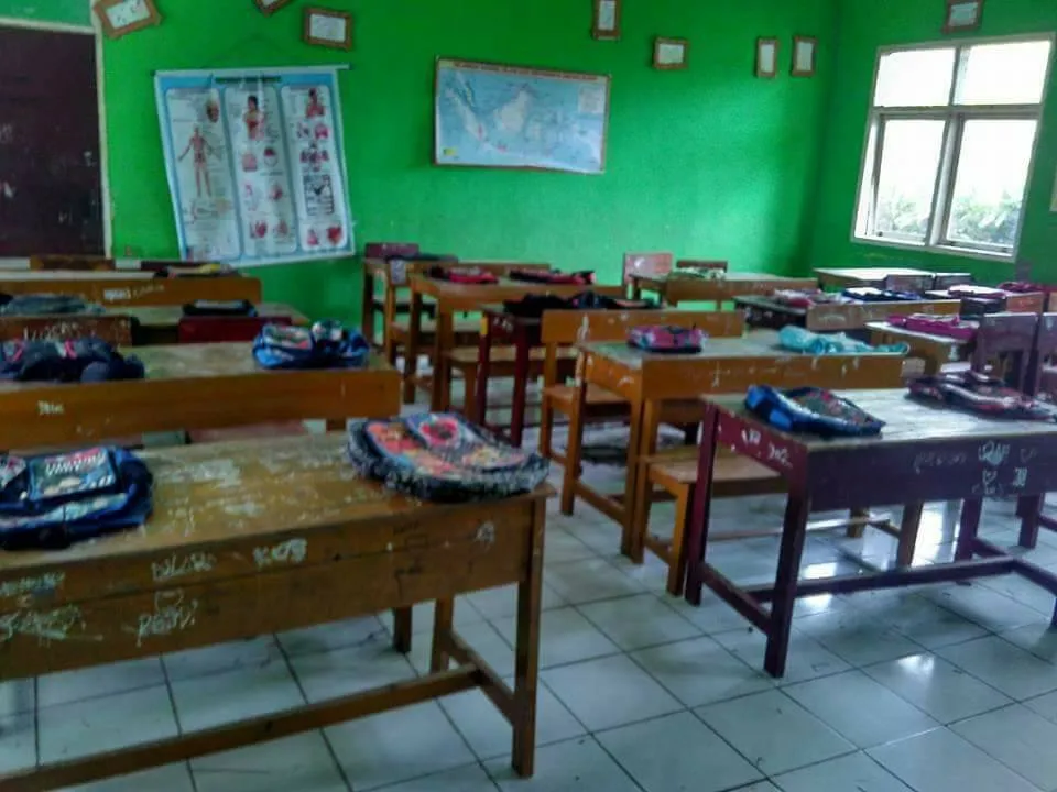 Masuk sekolah masih minggu depan tapi orangtua berlomba-lomba mem-booking tempat duduk bagi sang anak © Facebook.com/Yuni Rusmini