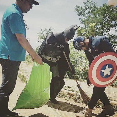 Ridwan Kamil mengajak dua superhero Amerika Serikat kerja bakri bersih-bersih lingkungan © instagram.com/RidwanKamil
