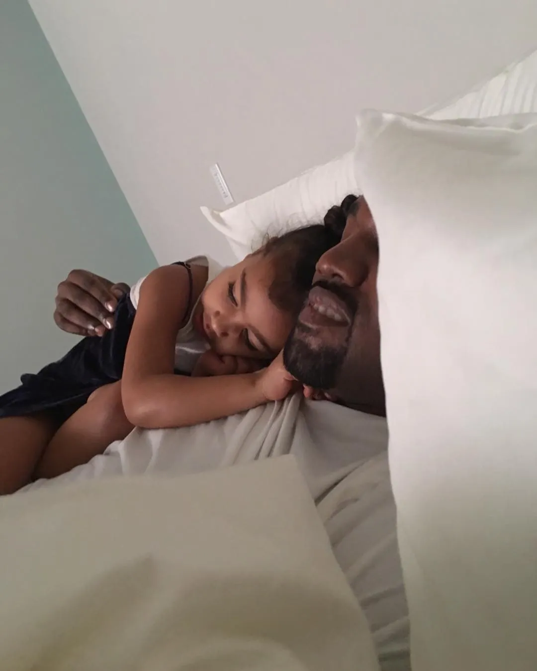 Kim Kardashian unggah foto kebersamaan Kanye dengan North © Instagram.com/kimkardashian