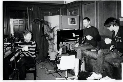 Radiohead sekarang dalam sesi mixing. Ilustrasi by @facebook-radiohead