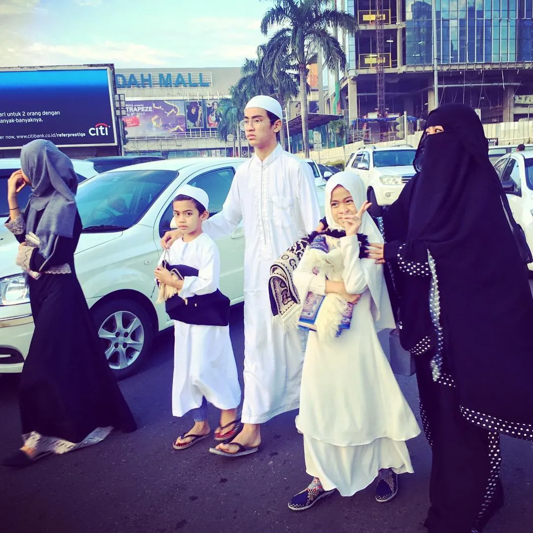 Abidzar bersama sang ibu yaitu Pipik Dian Irawati dan keluarga mereka. ©instagram.com/_ummipipik_