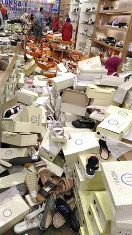 Foto display sepatu yang berantakan ini jadi viral di sosial media © Facebook.com/Nie Anggra