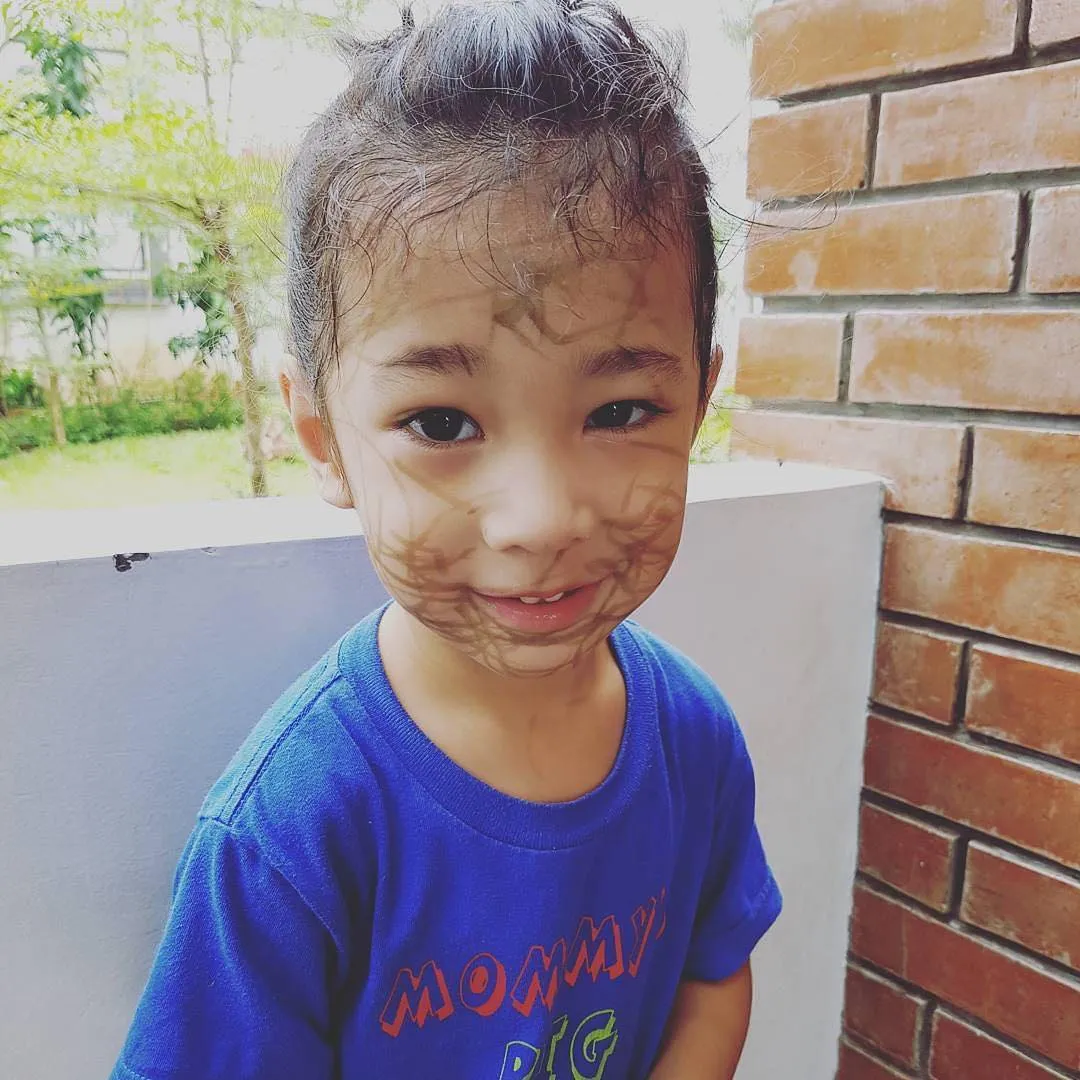 Lucunya Seth Ananda Siahaan yang wajahnya tercoreng tinta © instagram.com/marcellsiahaans