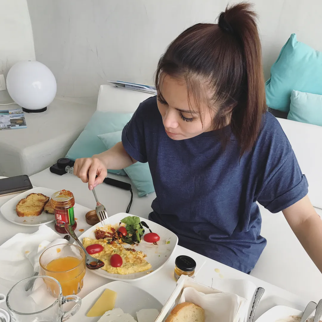 Momo bahkan menikmati sarapan yang diantar langsung ke kamar villanya dengan lahap © instagram.com/therealmomogeisha