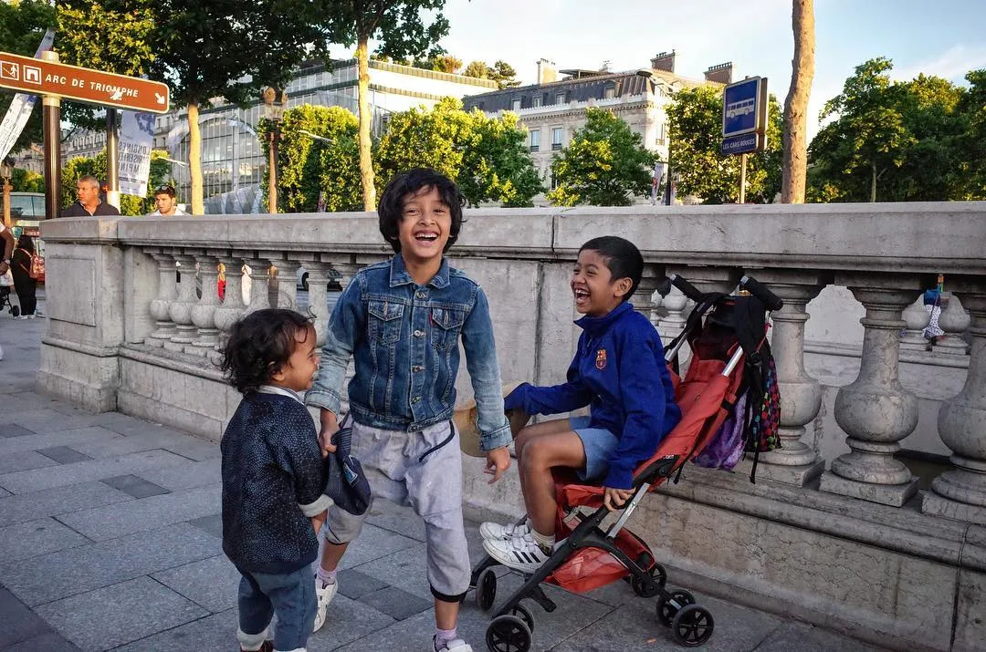 Keluarga Dwi Sasono dan Widi Mulia menghabiskan lebaran dengan keliling Eropa termasuk berkunjung ke Disneyland Paris © instagram.com/thesasonosfam