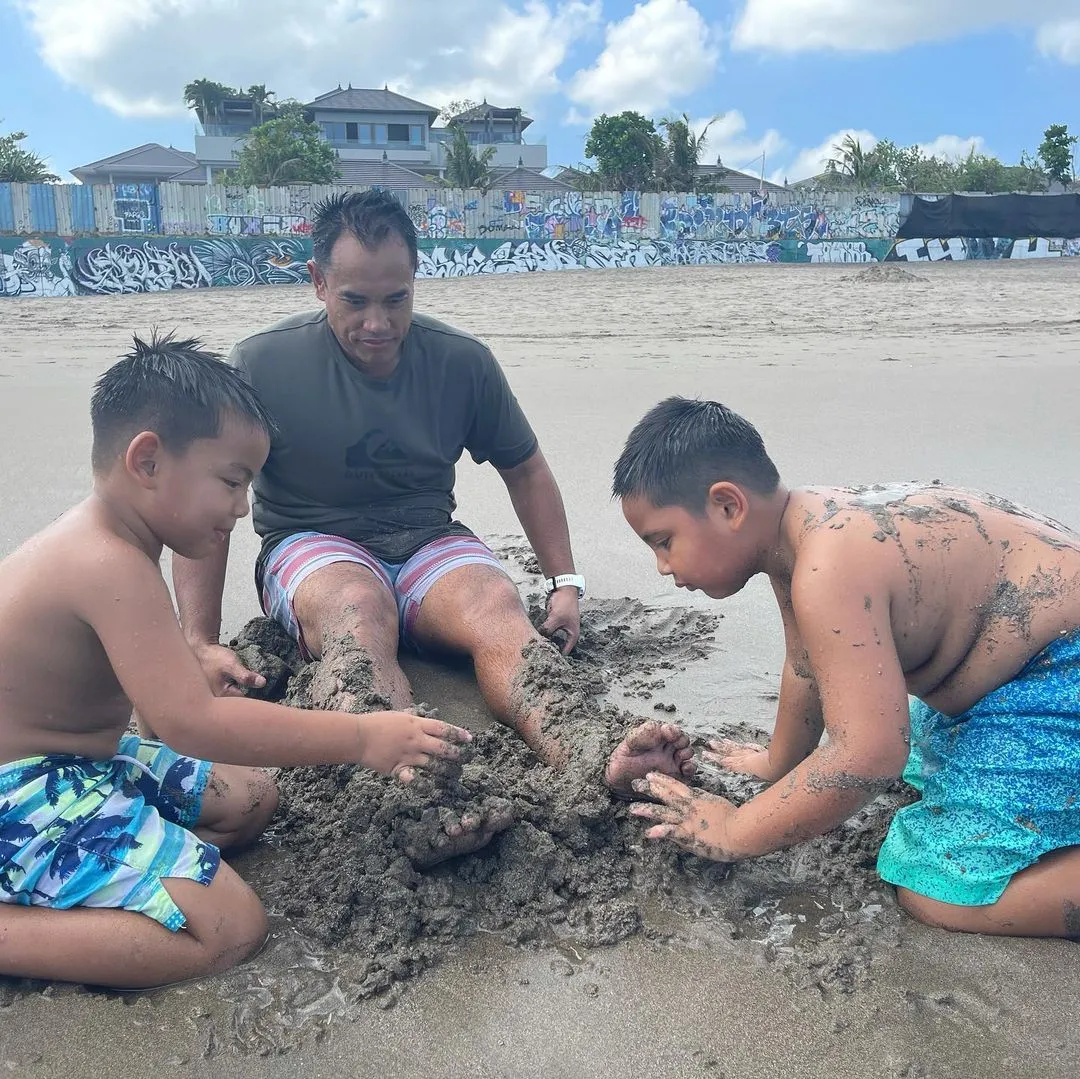 Keluarga Ardi Bakrie dan Nia Ramadhani Saat Liburan (Credit: Instagram/ardibakrie)