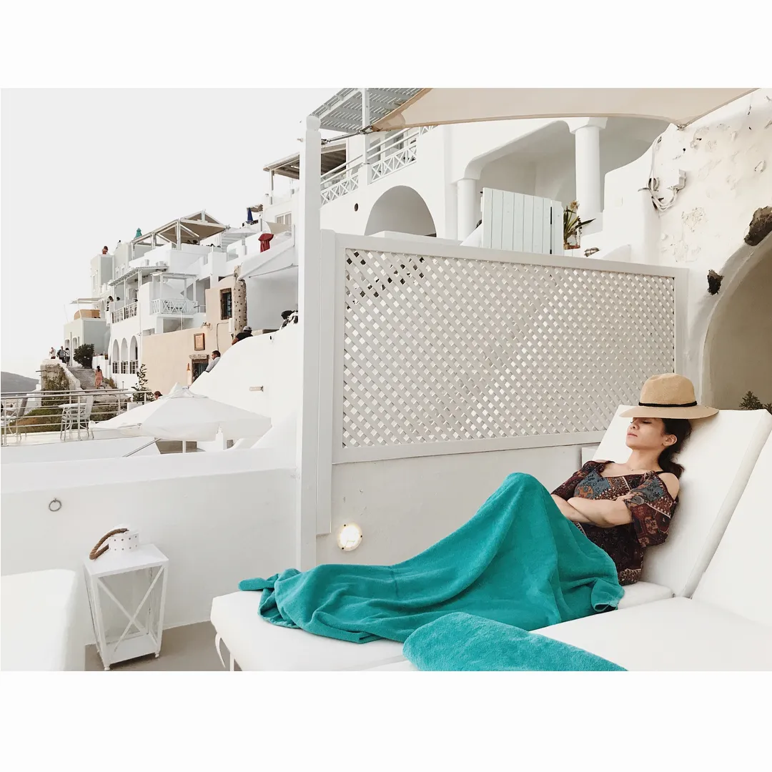 Momo Geisha menikmati bulan madu di Santorini, Yunani © instagram.com/therealmomogeisha