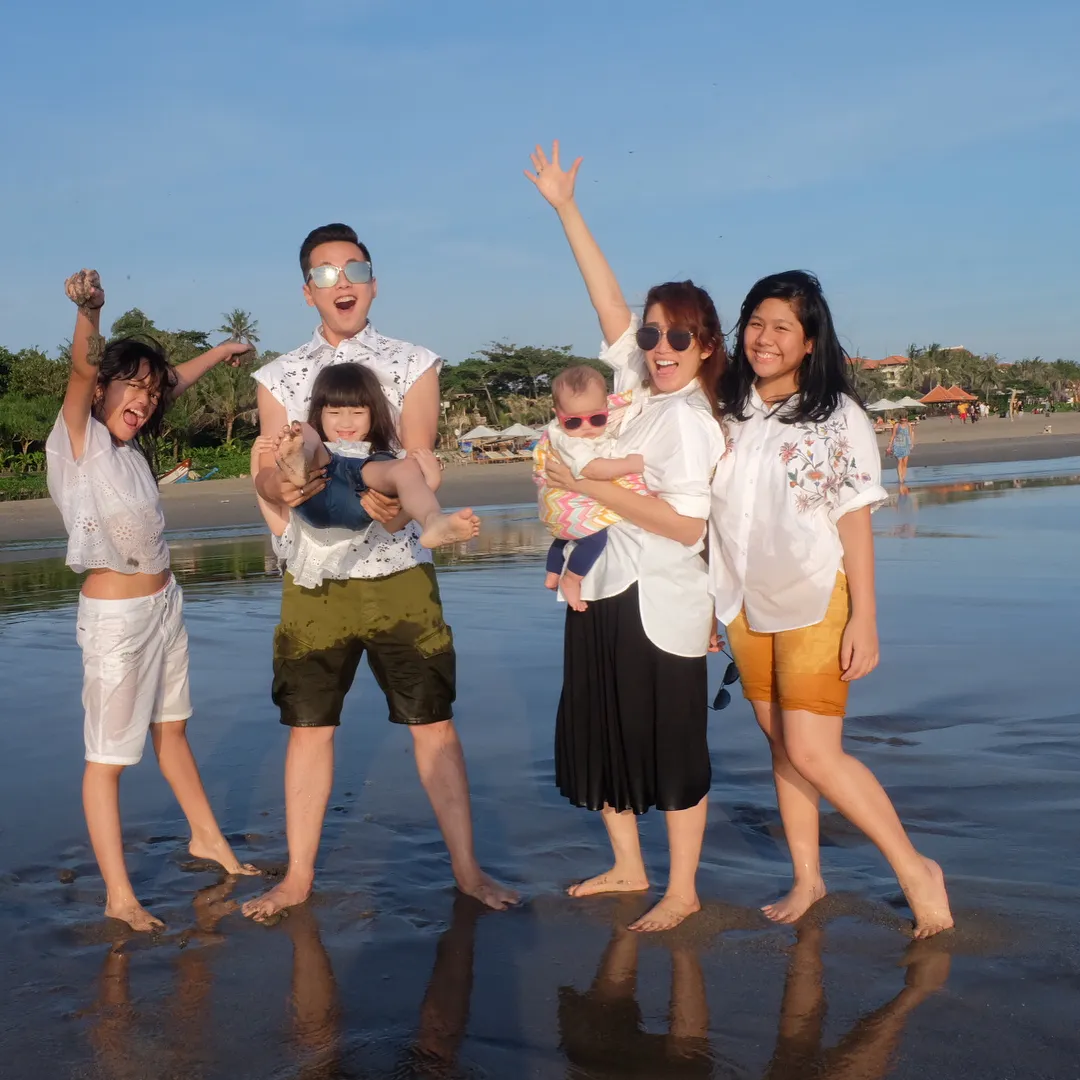 Keluarga ini bersenang-senang di Bali, mengunjungi pantai dan juga kebun binatang © instagram.com/ussypratama