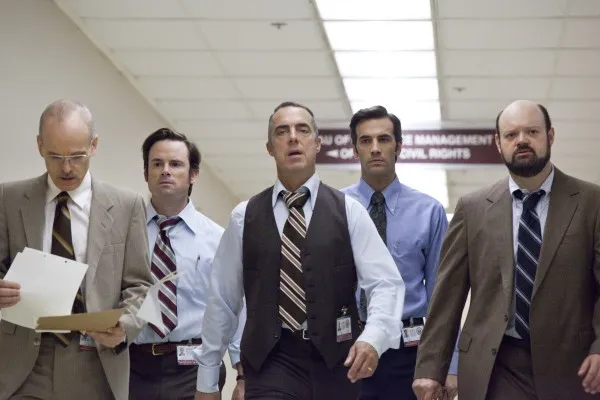 Akting Titus Welliver sebagai Bates dalam ARGO (2012)
