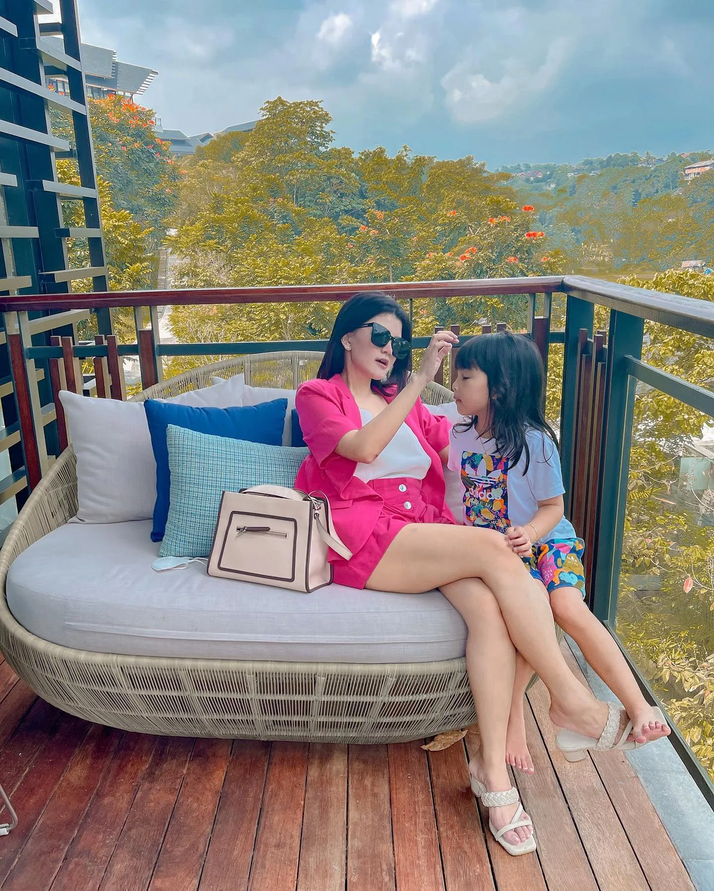 (credit: instagram.com/taniaputri1707)