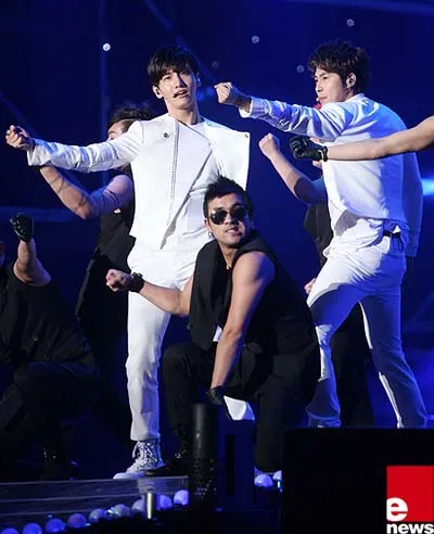 Berpisah, kini TVXQ benar-benar hanya menyisakan Yunho dan Changmin ©global.mnet.com