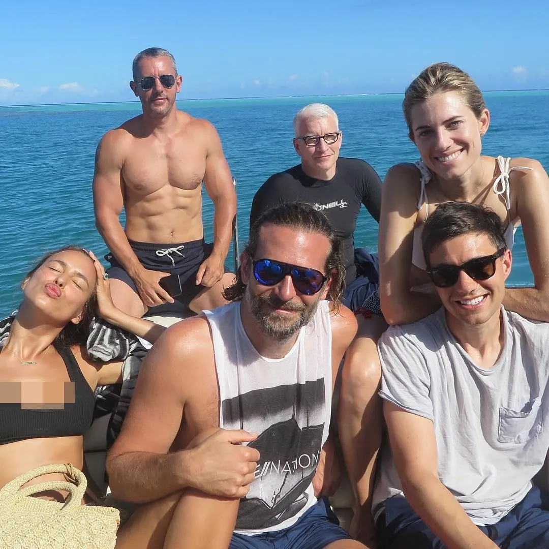 Irina liburan bareng Bradley Cooper dan sahabat lainnya © Instagram.com/therealdvf