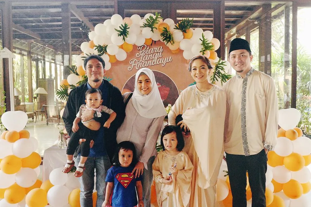 Natsha Rizki dan Desta ikut hadir di acara aqiqah putra Omesh © Instagram.com/natasharizkynew
