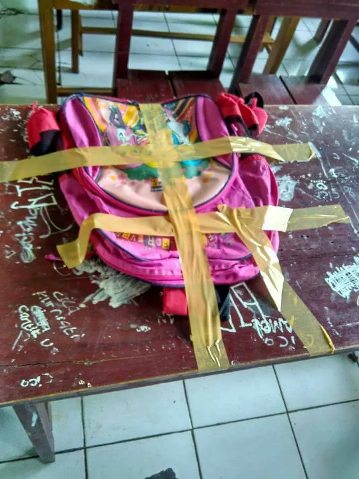 Seorang wali murid sampai menyelotip tas anak agar tempat duduknya tidak ditempati murid lain © Facebook.com/Yuni Rusmini