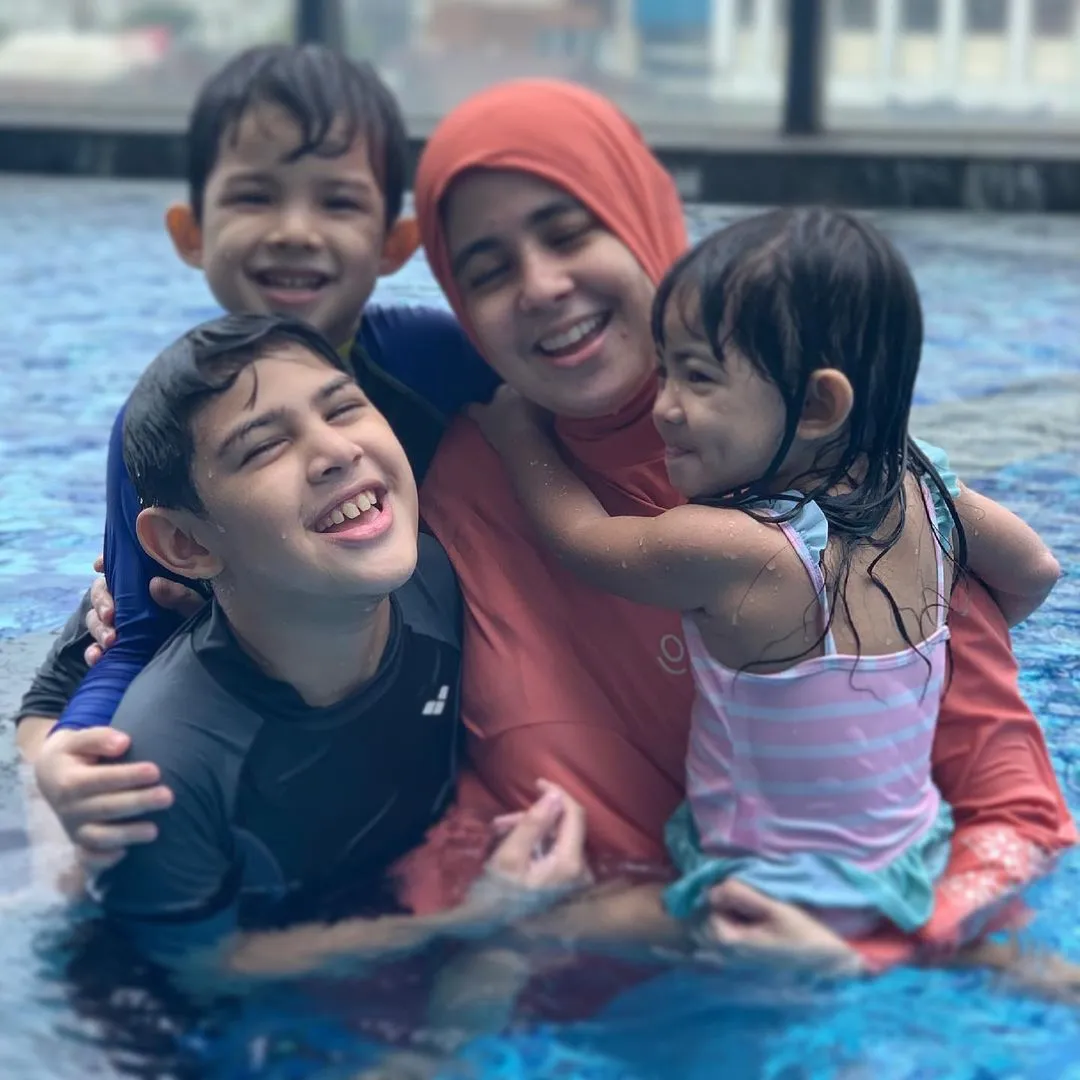 Potret Risty Tagor Bersama Ketiga Anaknya (Credit: Instagram/cerita.arkala)