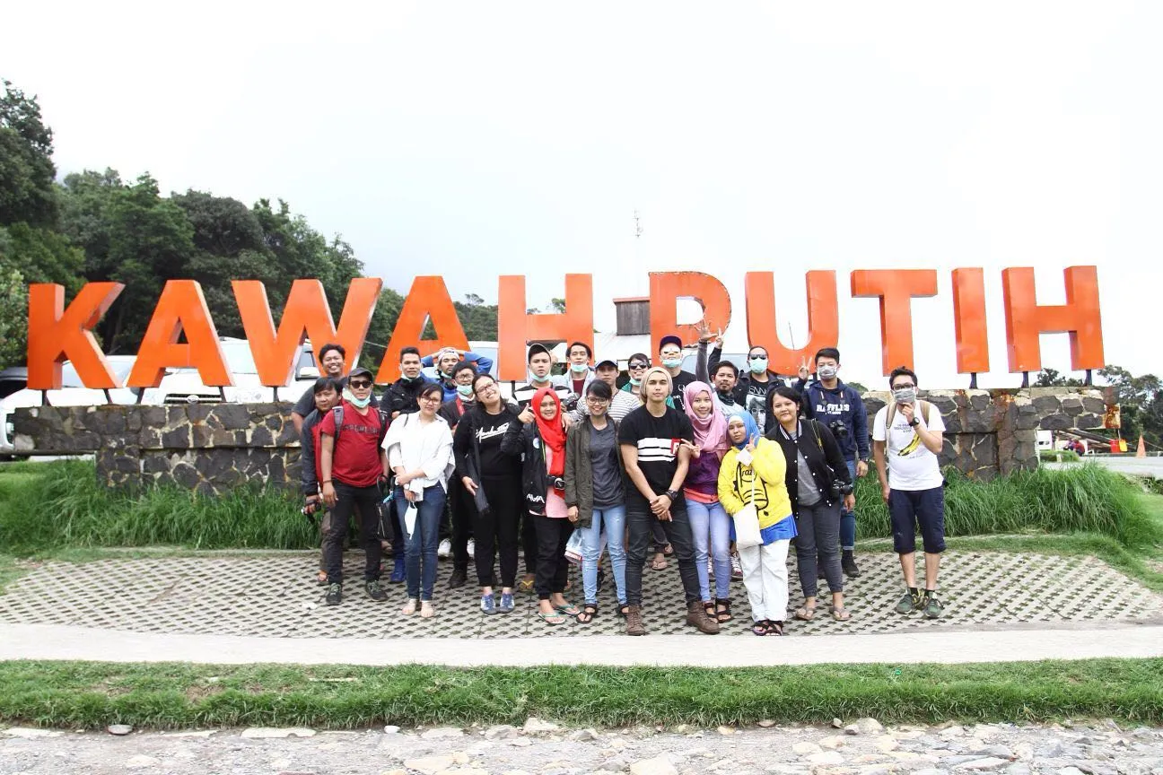 Hiking bersama di kawah putih. ©KapanLagi.com/Dedi Rahmadi