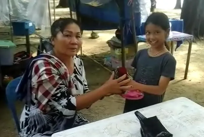 Piyarat, gadis 9 tahun yang membuktikan bahwa masih ada orang jujur di dunia ini © Phuket Gazette