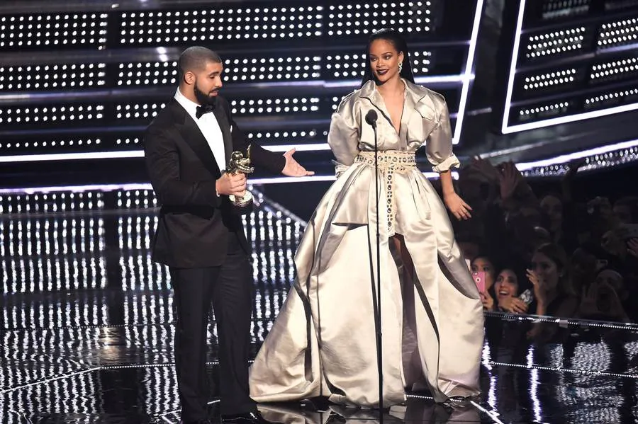 Rihanna - Drake mesra di panggung VMA 2016/©AFP