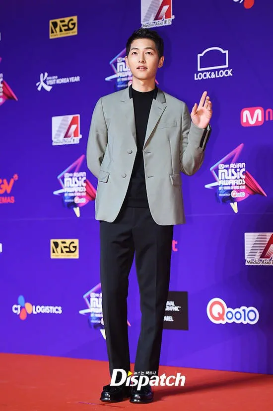 Song Joong Ki saat di red carpet MAMA 2017 © Dispatch