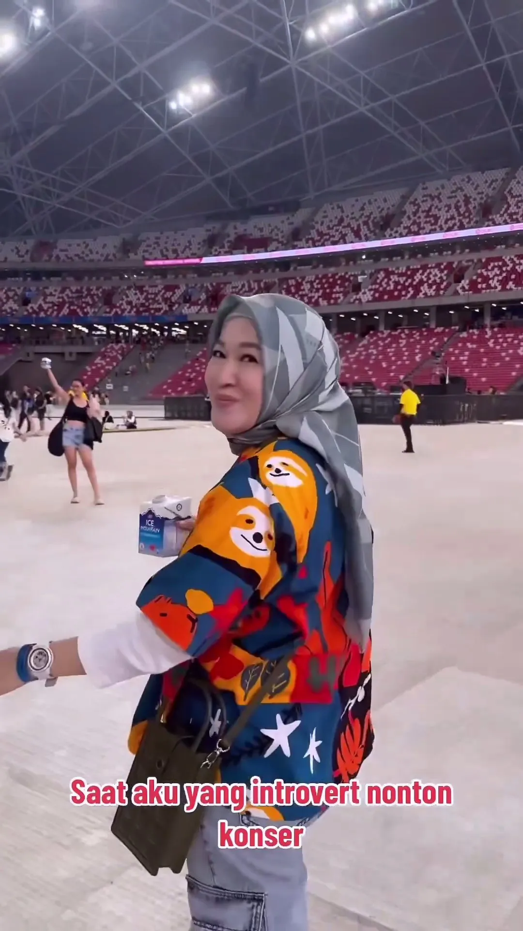 Potret Okie Agustina nonton konser (credit: Instagram.com/okieagustina_)