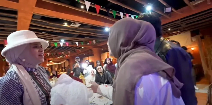 Potrrt Aurel Hermansyah beri hadiah untuk ibu mertua (credit: Youtube.com/GEN HALILINTAR)