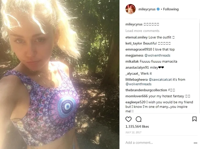 Miley menjaga gaya hidup aktifnya dengan hiking. © Instagram.com/mileycyrus