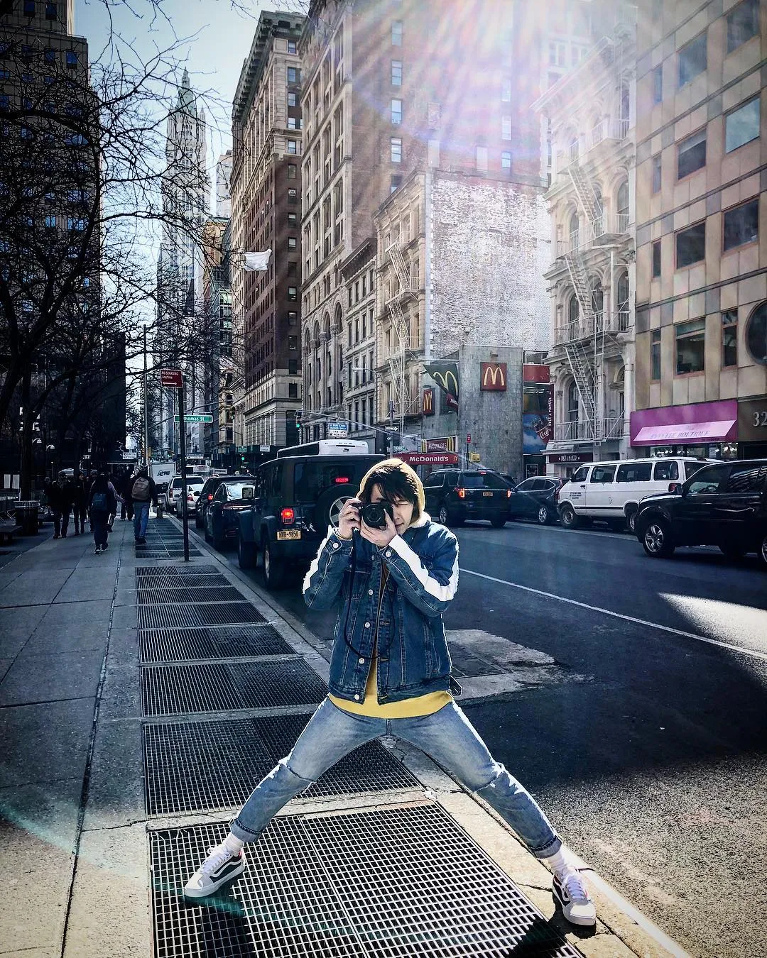 Donghae dan kameranya © instagram.com/leedonghae