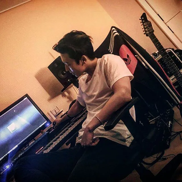 Donghae di studio musik © instagram.com/leedonghae