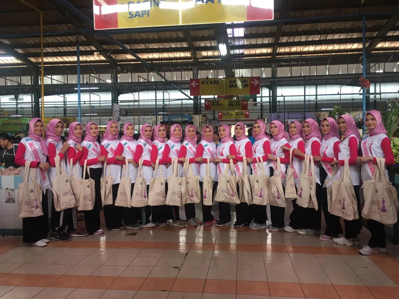 Finalis Puteri Muslimah Indonesia 2019 berkunjung ke pasar. (credit: Indosiar)