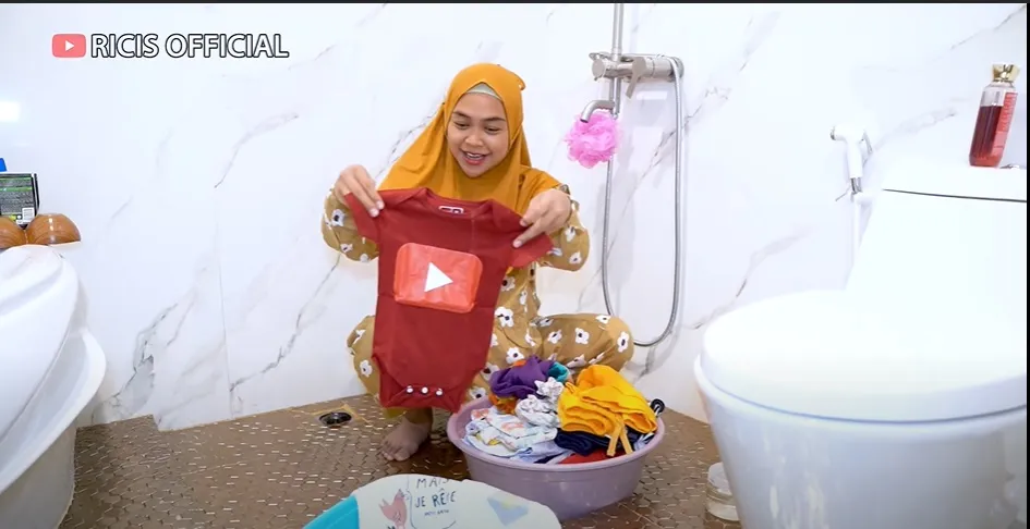 Turun Tangan Cuci Baju Anak Sendiri