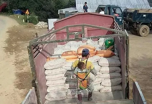 Pria pemanggul semen ini merupakan seorang single parent © viral4real.com