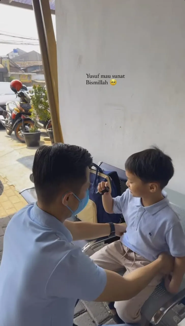 Ikram Rosadi suami Larissa Chou Tampil Kompak dengan Yusuf (credit: instagram/larissachou)