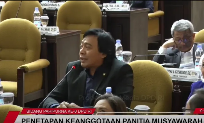 Potret Komeng mengikuti sidang paripurna DPD RI (credit: Youtube.com/DPD RI)