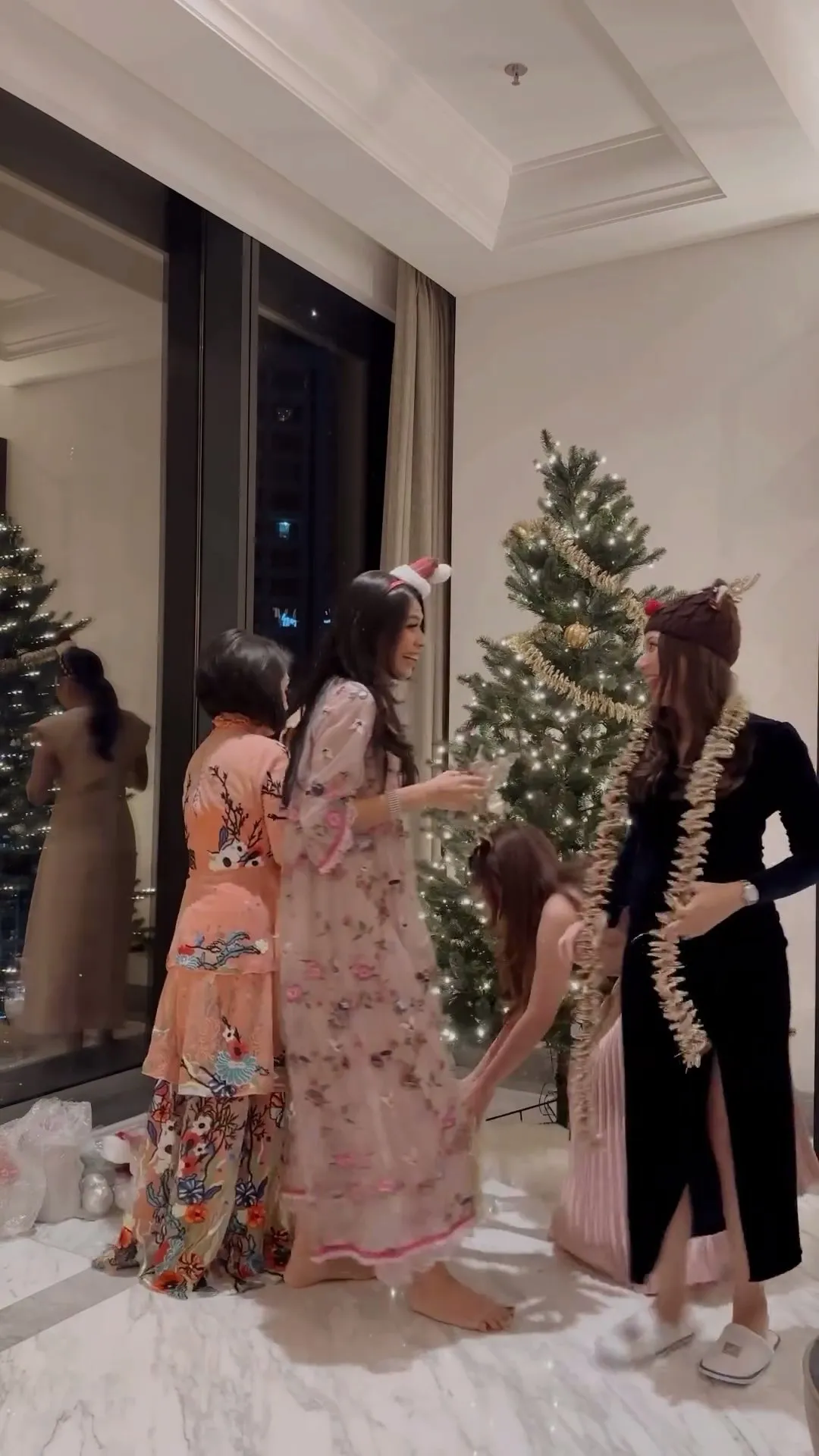 Potret Jessica Mila hias pohon Natal bersama keluarga suami (credit: Instagram.com/jscmila/)