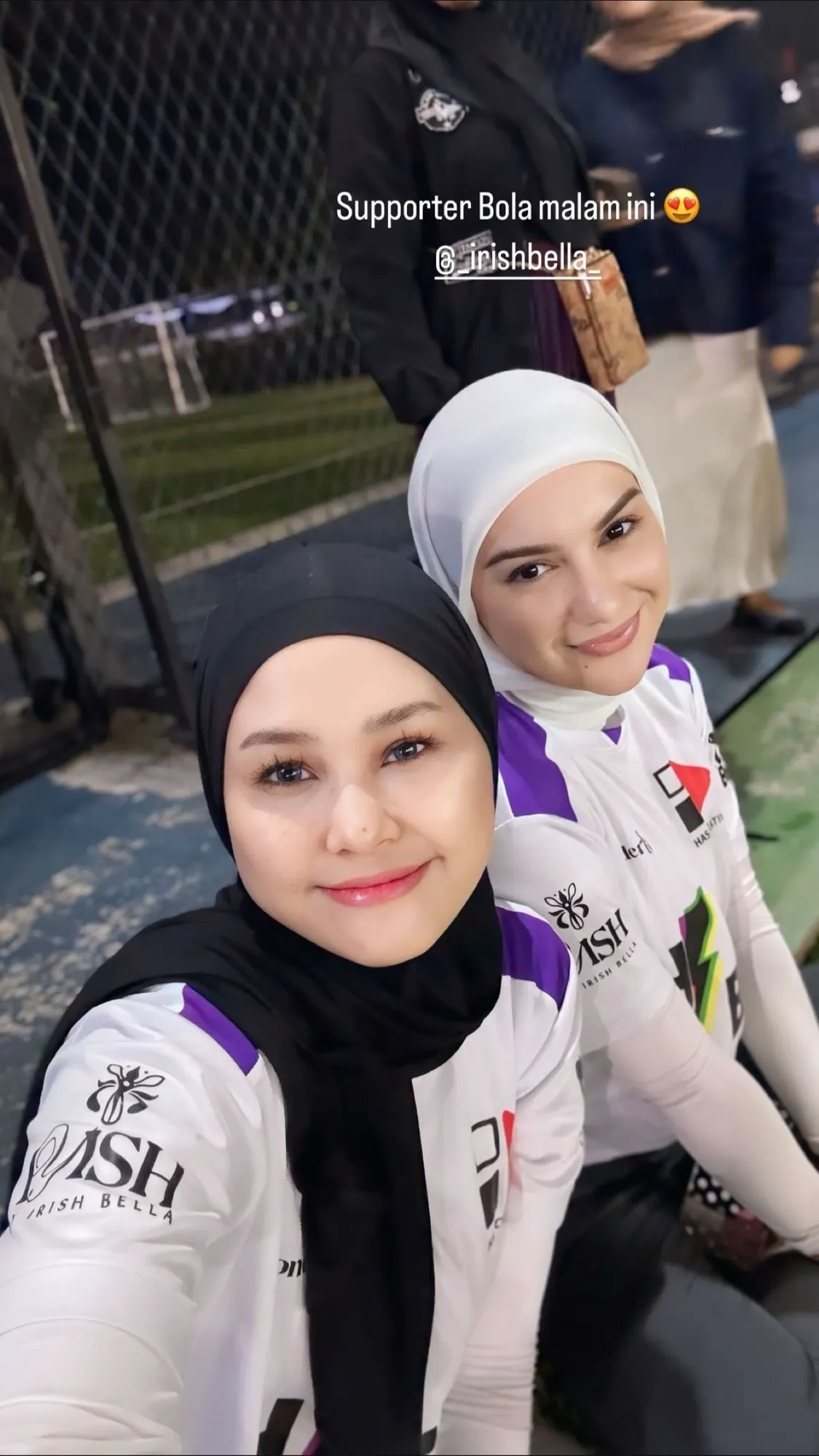 Potret Irish Bella temani Haldy Sabri bertanding bola (credit: Instagram.com/_irishbella_/)