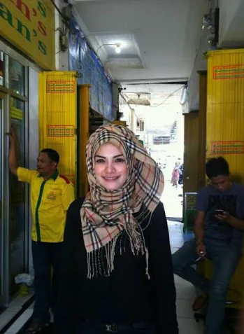 Nikita Mirzani berhijab. @twitter/miminalolly