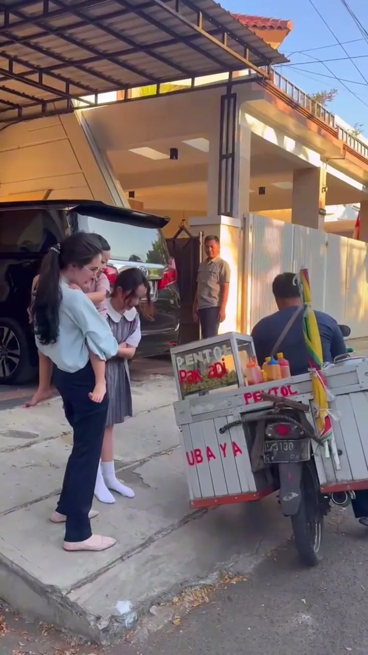 Potret anak-anak Arumi Bachsin jajan bakso (credit: Instagram.com/arumibachsin_94/)